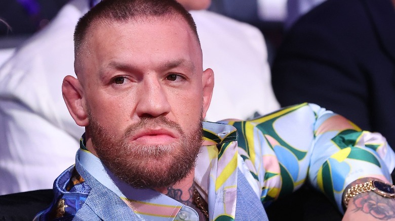 Conor McGregor siede in prima fila durante la lotta per il titolo mondiale dei pesi massimi IBF a Londra, Inghilterra (2024)