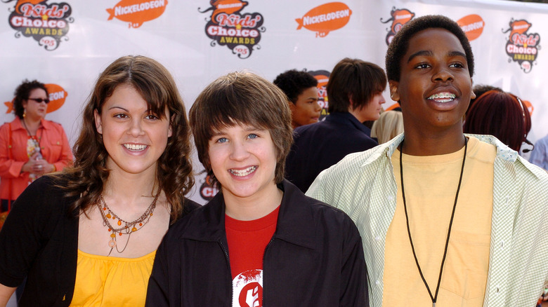 Devon Werkheiser, Lindsey Shaw e Daniel Curtis Lee sorridono