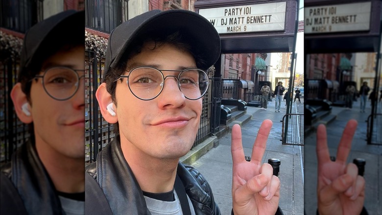 Matt Bennett in posa