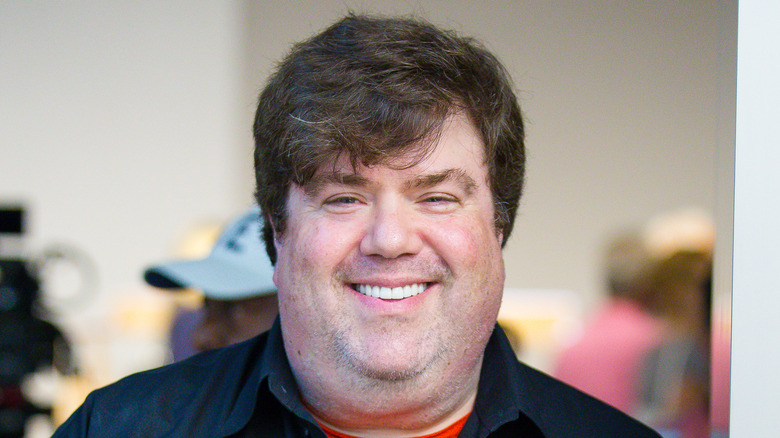 Dan Schneider sorride