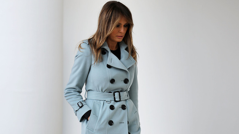 Melania Trump cammina a testa bassa