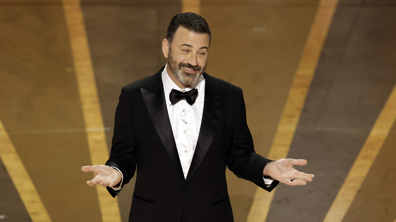 Jimmy Kimmel parla sul palco degli Oscar 2023