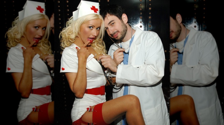 Christina Aguilera indossa un costume da infermiera e Jordan Bratman indossa un costume da medico