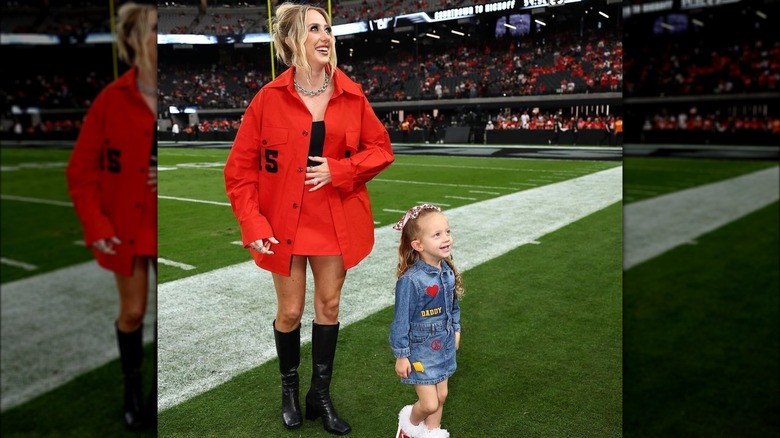 Brittany Mahomes posa in campo con sua figlia.