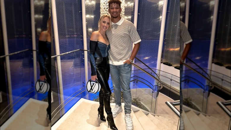 Brittany Mahomes posa con suo marito Patrick.