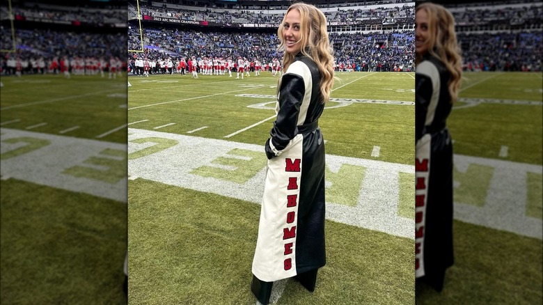 Brittany Mahomes indossa un cappotto bianco e nero.