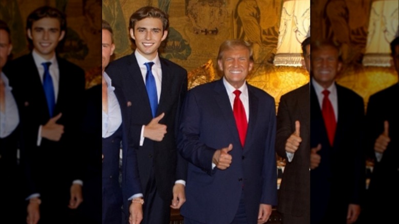 Barron Trump sorride con Donald Trump