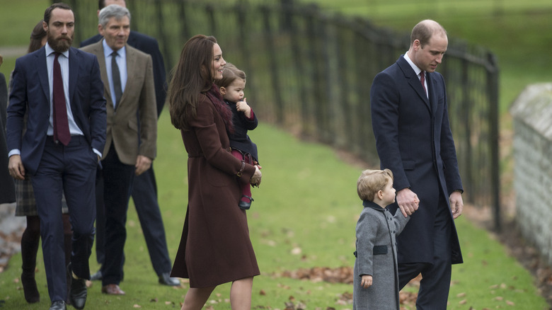 Kate Middleton e il principe William vanno in chiesa con la principessa Charlotte e il principe George, seguiti da James e Michael Middleton