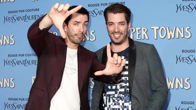 Drew Scott e Jonathan Scott posano sul tappeto rosso al 