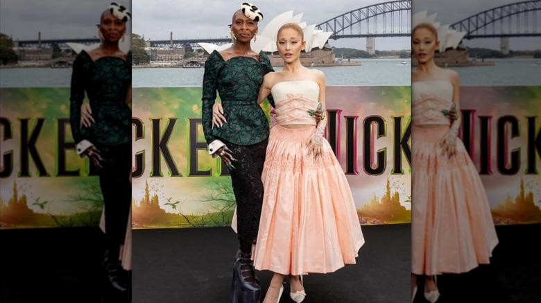 Ariana Grande posa con Cynthia Erivo in abiti a tema Wicked fuori dalla Sydney Opera House.