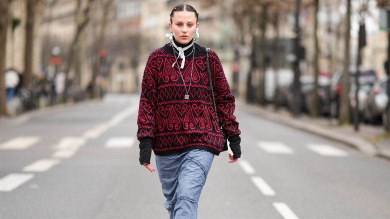 donna che indossa un maglione rosso stampato