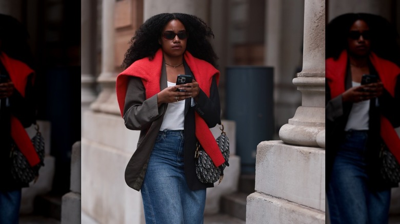 donna che indossa un maglione intorno alle spalle