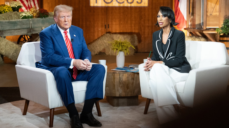 Donald Trump seduto per un'intervista con Harris Faulkner