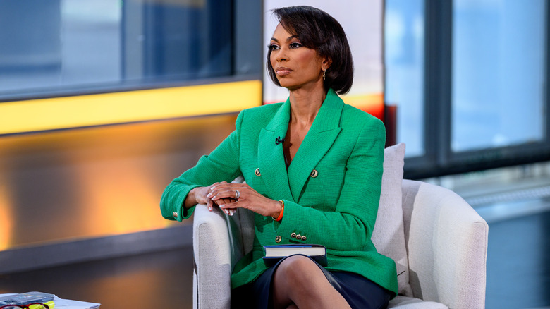 Harris Faulkner seduto su un salmerino con indosso una vivace giacca verde