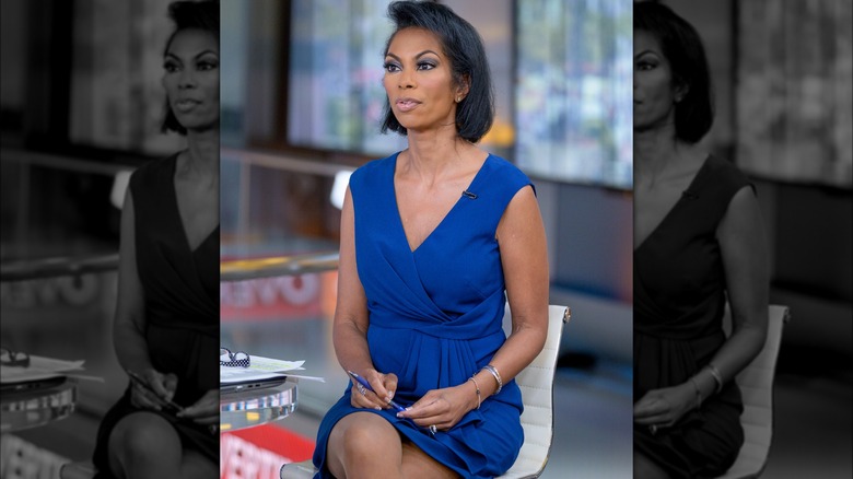 Harris Faulkner con le gambe incrociate in un vestito blu