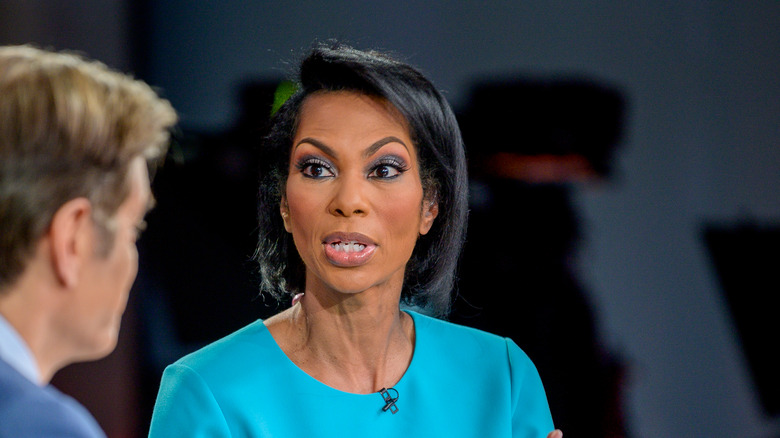 Harris Faulkner discute con il suo co-conduttore