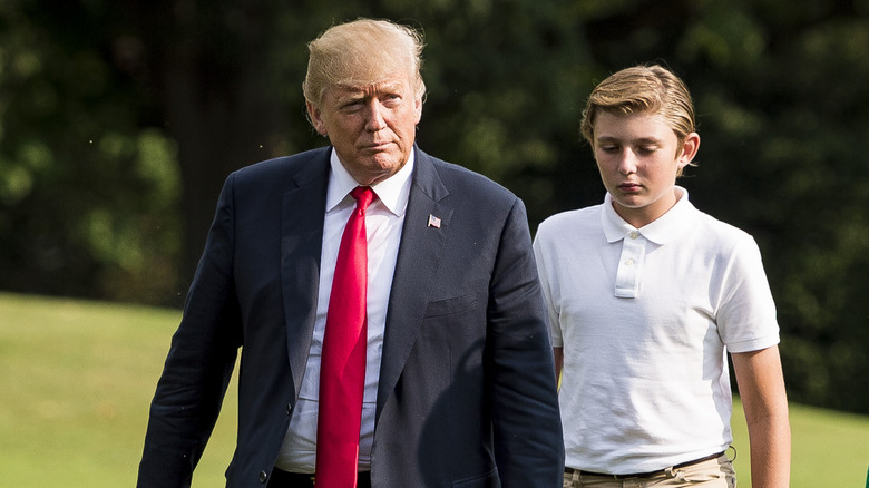 Donald Trump Barron Trump cammina