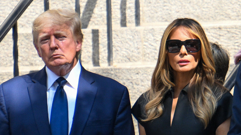 Melania e Donald Trump fanno una smorfia