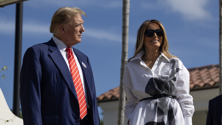 Melania e Donald Trump contro il cielo blu