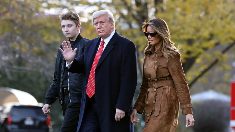 Melania, Donald e Barron Trump camminano insieme