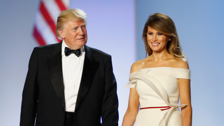 Donald e Melania Trump si tengono per mano