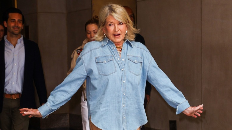 Martha Stewart cammina animatamente in camicia di jeans.