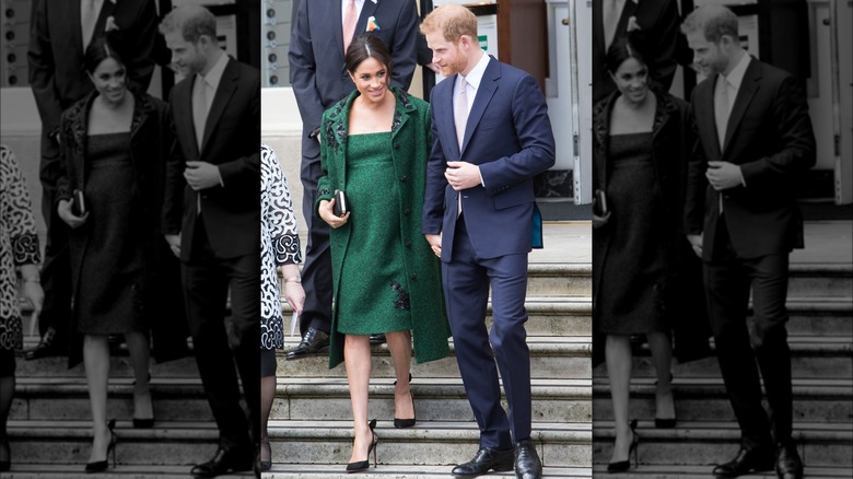 Meghan Markle e il principe Harry scendono i gradini fuori