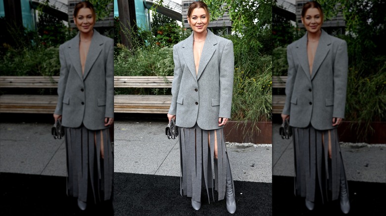 Ellen Pompeo indossa blazer e gonna con frange