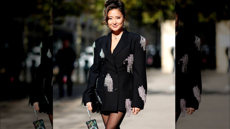 Ashley Park indossa un blazer con frange