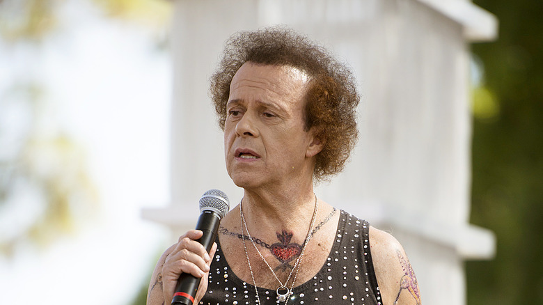 Richard Simmons con in mano un microfono