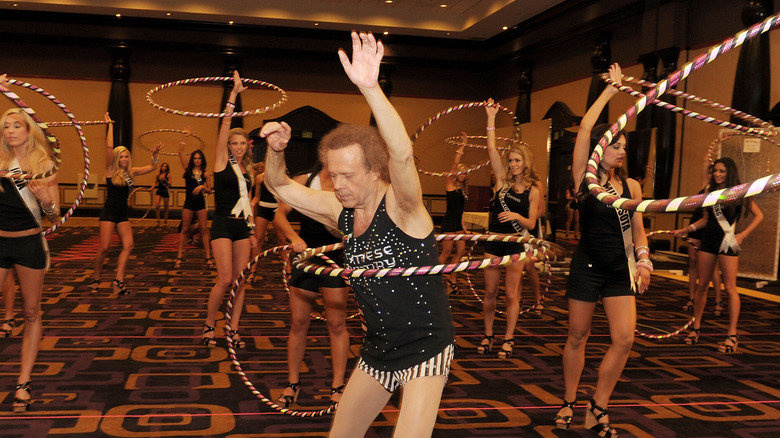 Richard Simmons mentre fa l'hula hoop 