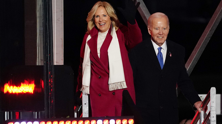 Jill Biden e Joe Biden sorridono in abiti invernali