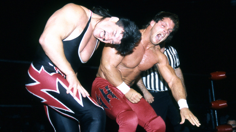 Chris Benoit schiaffeggia Eddie Guerrero durante una partita nel 1995