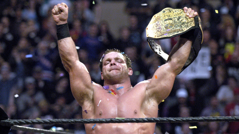 Chris Benoit vince un match Triple Threat per il campionato del mondo