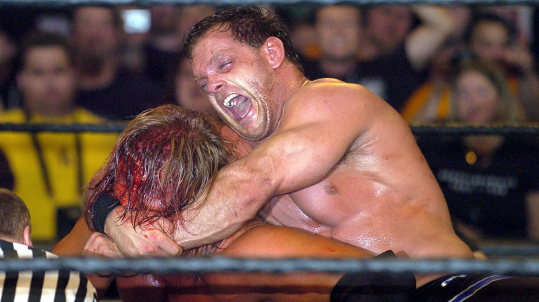 Chris Benoit mantiene Triple H in un crossface