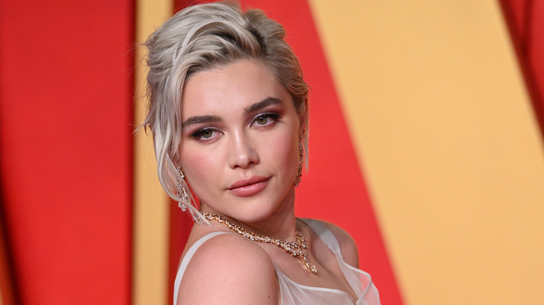 Florence Pugh, sorridendo compiaciuta