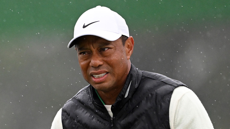 Tiger Woods con un'espressione addolorata