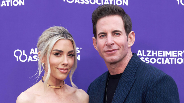 Heather Rae e Tarek El Moussa con sfondo viola