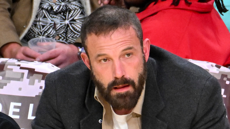 Ben Affleck seduto a bordo campo durante una partita dei Lakers