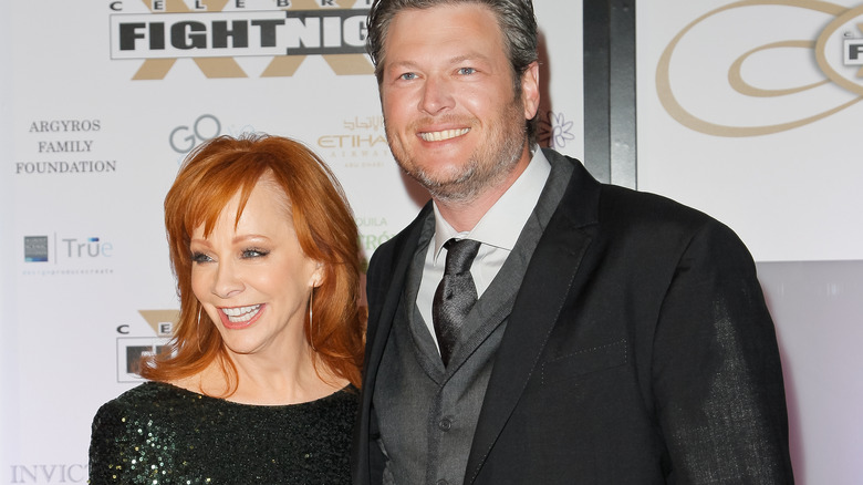 Reba McEntire e Blake Shelton in posa