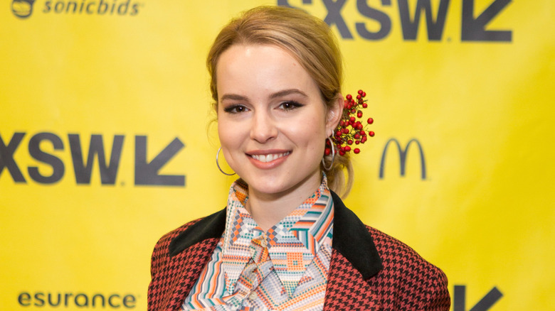 Bridgit Mendler sorride