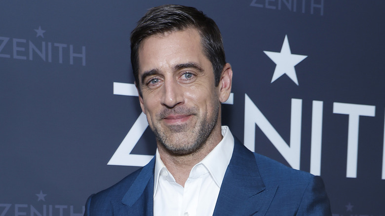 Aaron Rodgers posa sul tappeto rosso all'evento di lancio del suo orologio Zenith x Aaron Rodgers