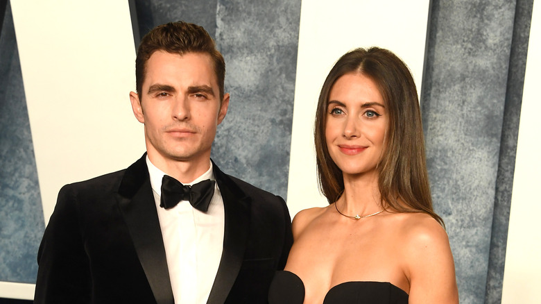 Dave Franco con la faccia seria, Alison Brie sorridente alla festa degli Oscar di Vanity Fair