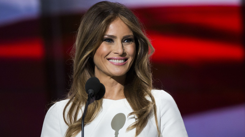 Melania Trump sorridente durante il discorso