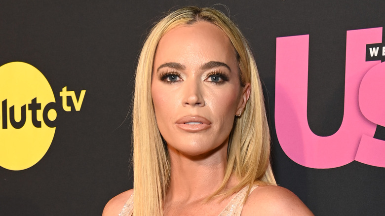 Teddi Mellencamp posa con i capelli lisci