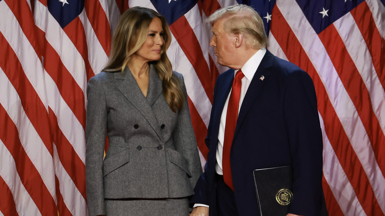 Melania Trump al fianco del marito mentre celebra la sua rielezione.