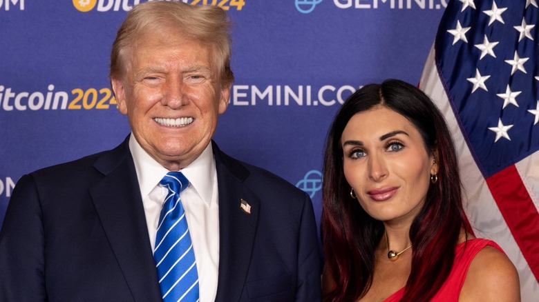 Donald Trump posa con Laura Loomer accanto alla bandiera americana