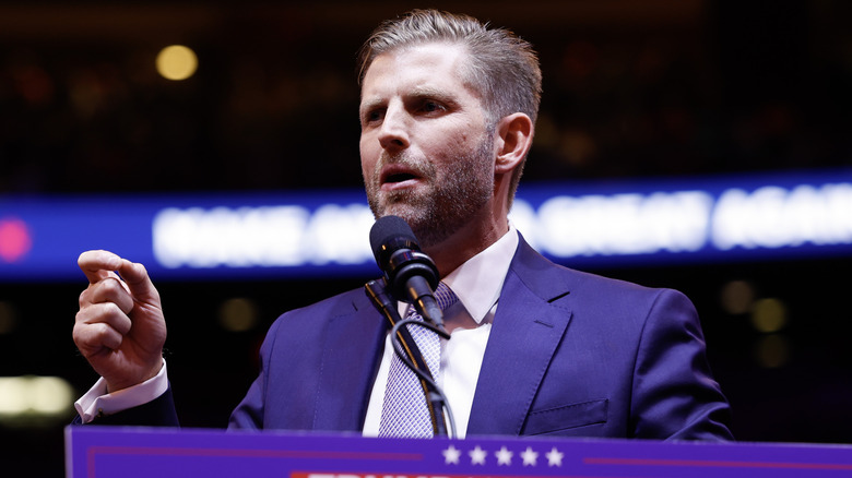 Eric Trump parla al microfono durante una manifestazione di Trump