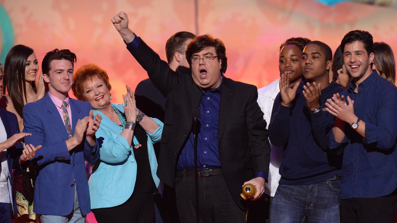 Dan Schneider accetta un premio insieme alle ex star di Nickelodeon