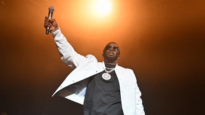 P Diddy si esibisce sul palco di Londra